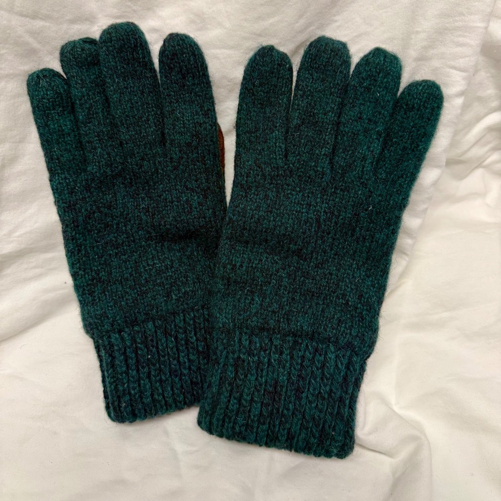Berkshire Fashions Chic Green Wool Blend Knit Gloves Suede Palm Patch‎ Lined - Picture 2 of 5